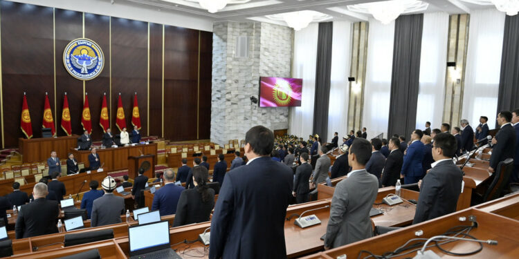 Эл өкүлдөрү эки күндүк эмгек акысын селден жабыркагандарга берет