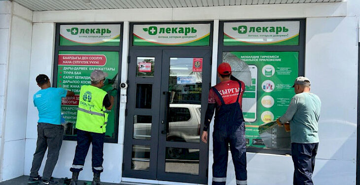  Бишкекте көрнөк-жарнактар иреттелүүдө. Кандай эрежелерди сактоо керек?