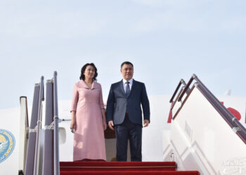 Садыр Жапаров жубайынын коштоосунда иш сапары менен Германияга учуп кетти