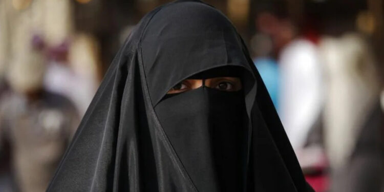 Депутат: «Кыргызстанда да бетти жапкан кийим кийүүгө тыюу салыш керек»