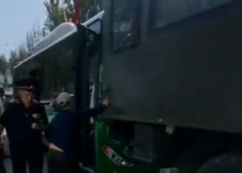 Бишкекте жаңы автобустардын бири жол кырсыгына кабылган видео тарады