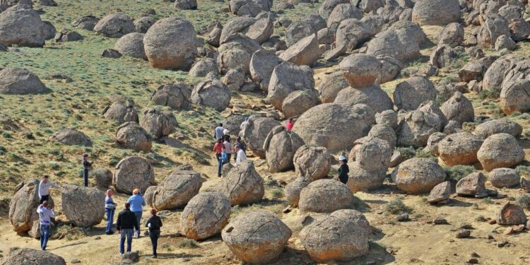 Казакстанда дүйнөнүн саналуу гана өлкөлөрүндө бар тоголок таштар талкаланып жатат