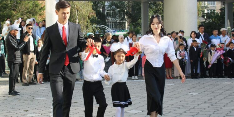 Бишкекте 20 миңден ашуун окуучу биринчи жолу мектеп босогосун аттады