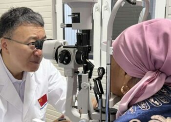 Кытайдан келген офтальмолог дарыгерлер көзгө бекер операцияларды жасоодо
