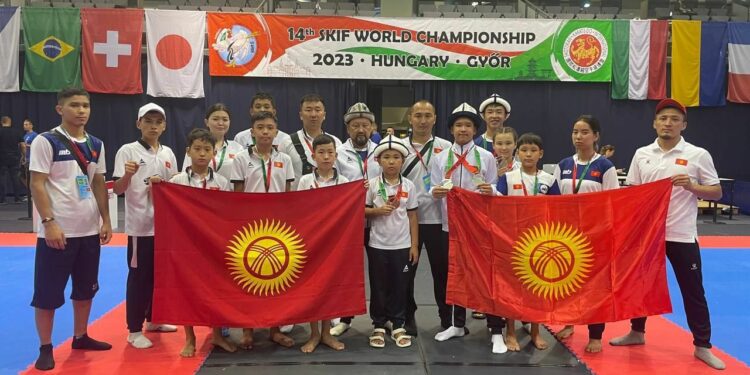 «5 алтын, 3 күмүш жана 5 коло». Бишкектин курамасы каратэ боюнча Дүйнө чемпиондугуна катышты