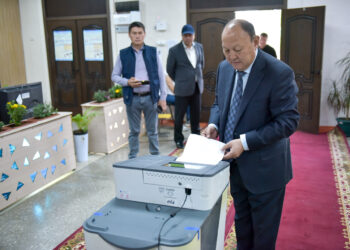 Бишкек мэри Эмилбек Абдыкадыров шайлоодо добуш берди