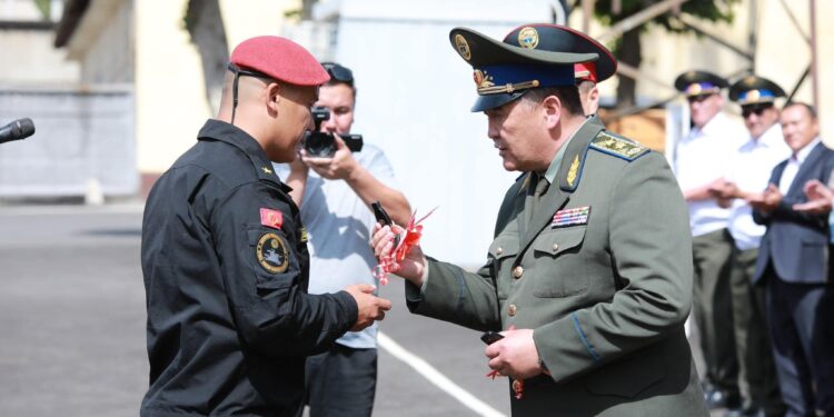 Камчыбек Ташиев Жалал-Абад ОИИБге 2 автоунаа тапшырды