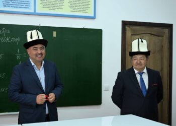 Нурланбек Шакиев Аксы районунда курулган жаңы мектептердин ачылышына катышты