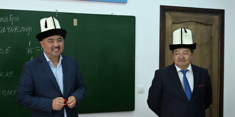 Нурланбек Шакиев Аксы районунда курулган жаңы мектептердин ачылышына катышты