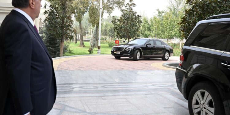 Садыр Жапаров Эмомали Рахмон менен жолугушууда чек араны сүйлөштү