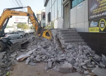 Вице-мэр Орунтаев тротуар курууга тоскоол болгон объектилерди буздуруп жатат