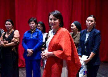 Айгүл Жапарова спектакль көрүүгө «Тунгуч» театрына барды