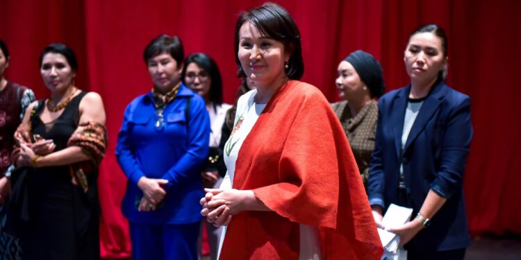 Айгүл Жапарова спектакль көрүүгө «Тунгуч» театрына барды