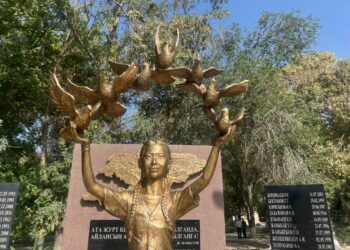 Баткенде чек арада каза болгондорго арналган эстелик мемориалы ачылды (сүрөт)