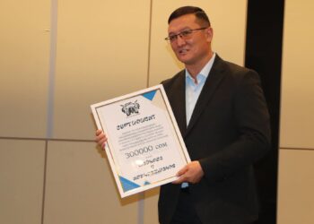 104 сериядан турган “Манас баяны” көрсөтүүсүнүн авторуна 300 миң сом тапшырылды