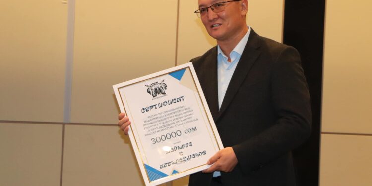 104 сериядан турган “Манас баяны” көрсөтүүсүнүн авторуна 300 миң сом тапшырылды