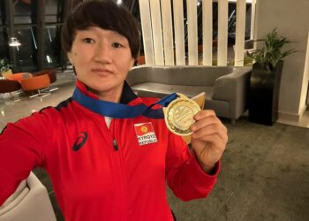 «Силер мыктысыңар!». Тыныбекова Жуманазарова менен Медет кызына эртерээк сакаюуну каалады