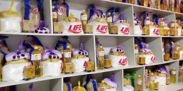 Баткенде чет өлкөдө иштегендердин колдоосу менен «Элден элге жардам» дүкөнү иштеп жатат