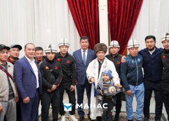 Дүйнө чемпиондору өлкөгө келишти (сүрөт)