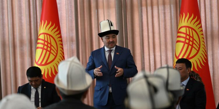 Шакиев Өзбекстандагы кыргыз диаспорасына боз үй жөнөтүүнү убадалады
