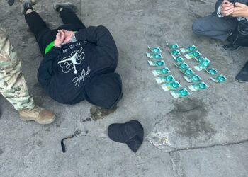 Ишкерден 2500 доллар опузалаган Камчы Көлбаевдин уюшкан кылмыштуу тобунун 2 мүчөсү кармалды