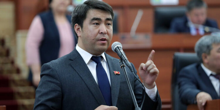 Депутат Акаев: “Өспүрүмдү зордуктап камалган эркек кайра чыгып, ошол эле кызды дагы зордуктап, кайра боюнда кылган”
