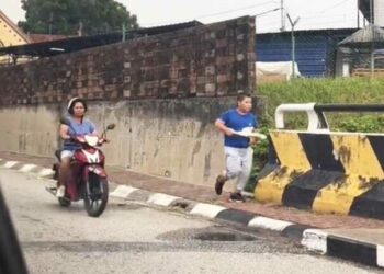 Малайзияда толуп кеткен баласын көк чыбык менен чуркаткан эне. Видео