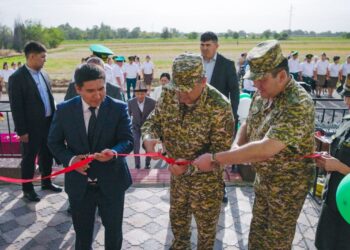 Камчыбек Ташиев аскер кызматкерлерине батирдин ачкычын тапшырды