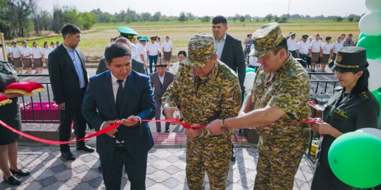 Камчыбек Ташиев аскер кызматкерлерине батирдин ачкычын тапшырды