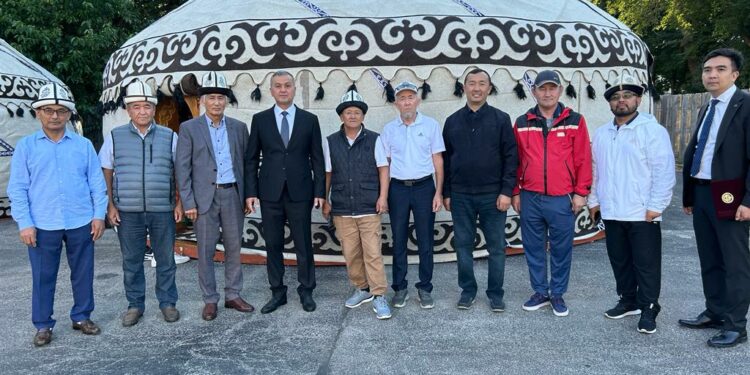 Садыр Жапаров Чикагодогу кыргыз диаспорасына 2 боз үй белек кылды