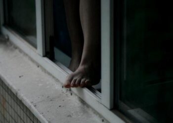 Бишкекте 17 жаштагы кыз көп кабаттуу үйдүн терезесинен кулады