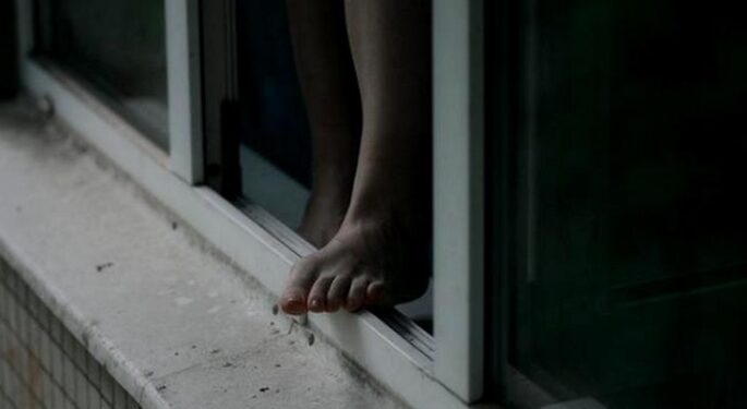 Бишкекте 17 жаштагы кыз көп кабаттуу үйдүн терезесинен кулады