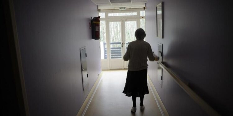 Депутат ата-энесин таштап кеткендерди мамлекеттик кызматка албоону сунуштады