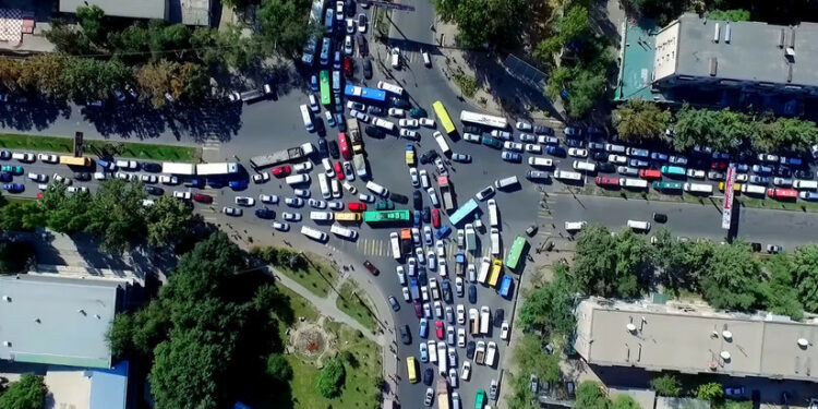 Депутат: «Асанбайдан Бишкектин борборуна 25 мүнөттө жетсек, азыр 1,5 саатта келип жатабыз»