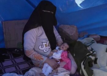 Марокко: Жер титирөөдөн бир нече мүнөт мурун төрөлгөн ымыркай жашоосун чатырда баштады