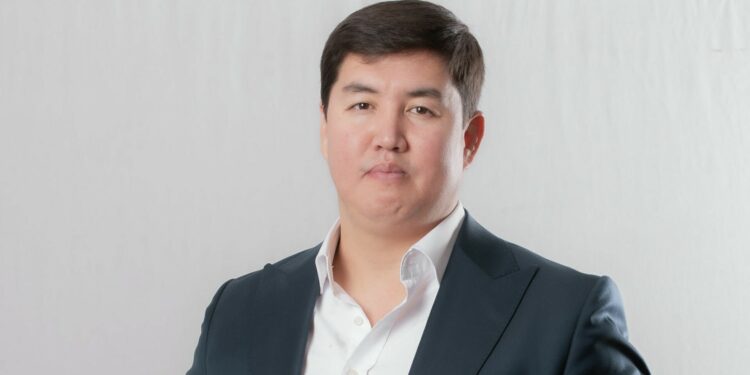 Жасалма диплом. Шаардык сот Фархат Исмаиловду мандаттан ажыратууну мыйзамдуу деп тапты