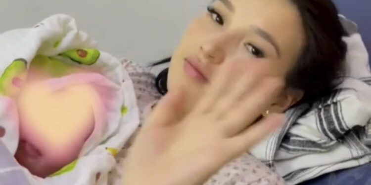 Ырчы Арсен эки кыздан кийин уулдуу болду