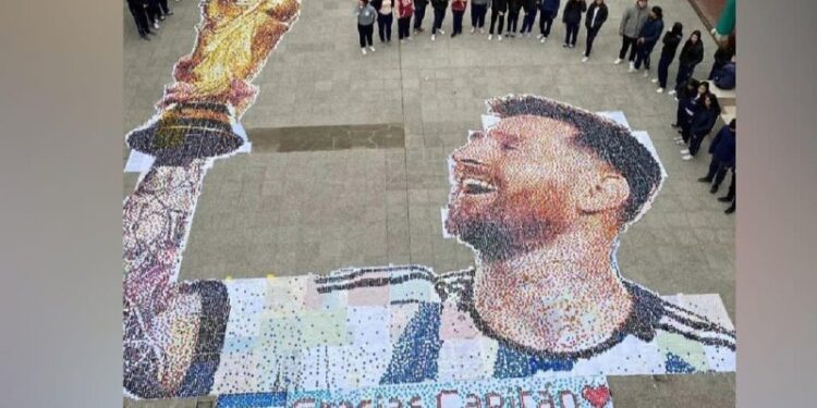 Мектеп окуучулар желим капкактардан Мессинин портретин тартышты (сүрөт)