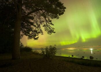 Москванын түндүгүндө асман жашыл түскө боёлду (сүрөт)