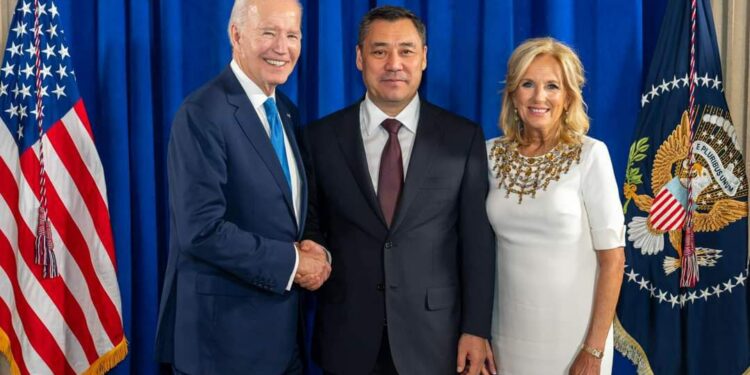 Жо Байден менен жубайы Садыр Жапаровду коноктоду