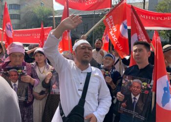 Мадумаровдун кармалышы. Саясатчынын тарапташтары шаардык соттун жанына чогулушту