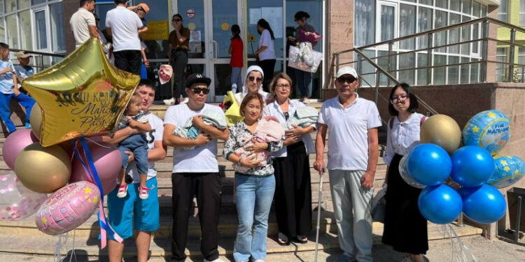 Казакстанда 9 жыл балалуу болууну күткөн келин 3 эм төрөдү