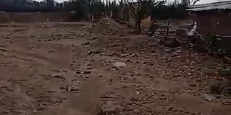 Түп районунун тургуну: «Картошкабызды сел алып кетип, балдарыбызды мектепке кийинте албай жатабыз»