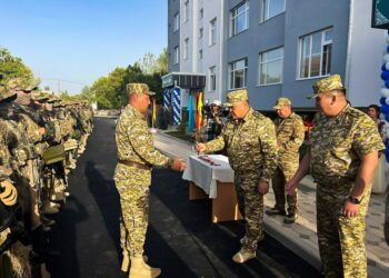 «Бардык шарты бар». Баткендеги чек арачыларга үйдүн ачкычы тапшырылды