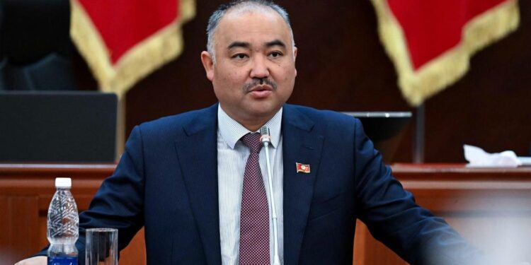 Нурланбек Шакиев алты депутат менен Өзбекстанга иш сапары менен кетти