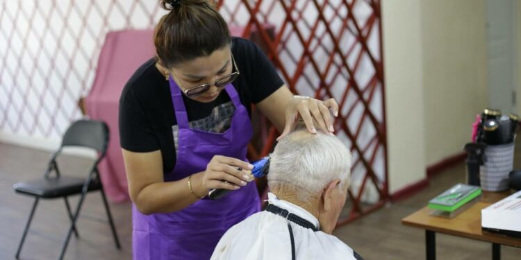 Бишкектеги карылар үйүндө сулуулук күнү өттү (сүрөт)