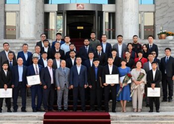 Садыр Жапаров медаль алган балбандарга акчалай сыйлык тапшырды