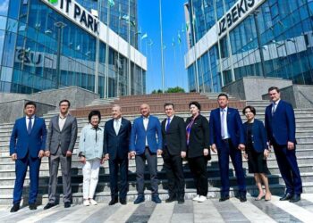 Нурланбек Шакиев менен депутаттар Ташкенттеги Технопаркка барышты