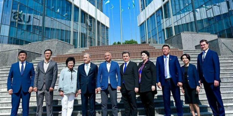 Нурланбек Шакиев менен депутаттар Ташкенттеги Технопаркка барышты