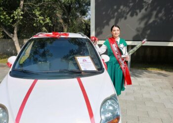 Ошто мыкты мугалим менен мыкты тарбиячыга унаа берилди (сүрөт)